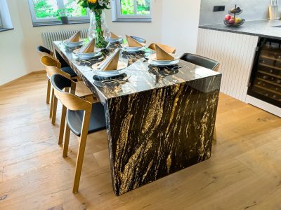 Velký jídelní stůl z brazilské žuly Magma Black, stůl z přírodního kamene ve tvaru obráceného písmene U se spodním zakrytím