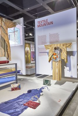 Expozice Lenky Vackové (Textile Mauntain) na výstavě v Bruselu, 2022, foto: Štěpánka Stein