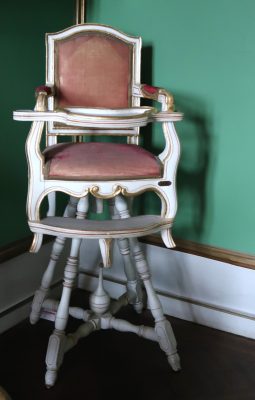 Na zámku Rosenborg najdete i historickou dětskou židličku