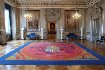 Netradiční moderní koberec v historických prostorách zámku Christiansborg