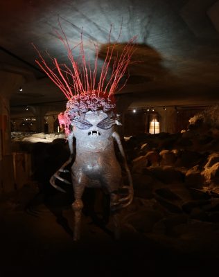 Jedním z vystavených netvorů v podzemí je Strigoi – monstrum stres